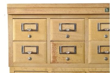 レトロ家具　昭和レトロ　KIHARA　小物収納にうってつけのナラ材製ネームプレート付きカードケース(引き出し、チェスト、図書館、図書室)(R-050615)
