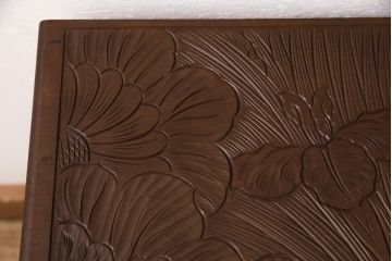 中古　伝統工芸　日光彫り　華やかな花の意匠が目を惹く小引き出し(小物収納、卓上収納)(R-050619)