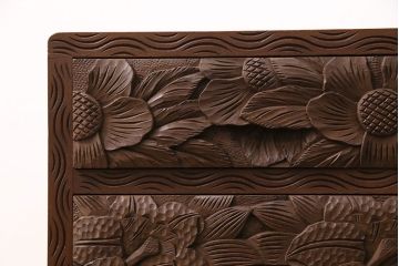 中古　伝統工芸　日光彫り　華やかな花の意匠が目を惹く小引き出し(小物収納、卓上収納)(R-050619)