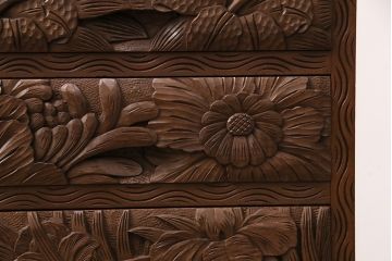 中古　伝統工芸　日光彫り　華やかな花の意匠が目を惹く小引き出し(小物収納、卓上収納)(R-050619)