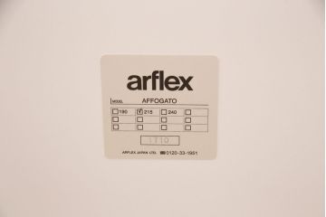 中古　展示品　極美品　arflex(アルフレックス)　AFFOGATO(アフォガード)　白を基調とした空間にマッチするダイニングテーブル(6人掛け、4人掛け)(定価約48万円)(R-050625)