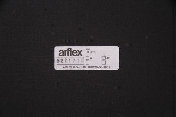 中古　展示品　極美品　arflex(アルフレックス)　FLUTE(フルーテ)　レザーグレード2　パイピングがおしゃれなアクセントになっているダイニングチェア(アームチェア)(定価約19万円)(R-050627)