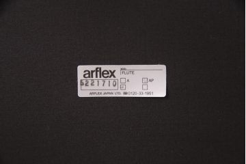 中古　展示品　極美品　arflex(アルフレックス)　FLUTE(フルーテ)　レザーグレード2　パイピングがおしゃれなアクセントになっているダイニングチェア(アームチェア)(定価約19万円)(R-050629)