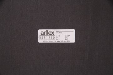 中古　展示品　極美品　arflex(アルフレックス)　FLUTE(フルーテ)　レザーグレード2　パイピングがおしゃれなアクセントになっているダイニングチェア(アームチェア)(定価約19万円)(R-050633)