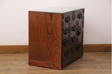 中古　極美品　岩谷堂箪笥　ガラス天板付き　小物整理におすすめ!迫力のある金具が目を引く極小箪笥(収納タンス、引き出し、チェスト)(R-050642)