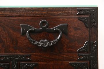 中古　極美品　岩谷堂箪笥　ガラス天板付き　小物整理におすすめ!迫力のある金具が目を引く極小箪笥(収納タンス、引き出し、チェスト)(R-050642)