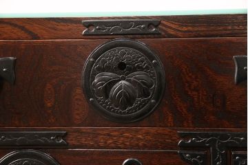 中古　極美品　岩谷堂箪笥　ガラス天板付き　小物整理におすすめ!迫力のある金具が目を引く極小箪笥(収納タンス、引き出し、チェスト)(R-050642)