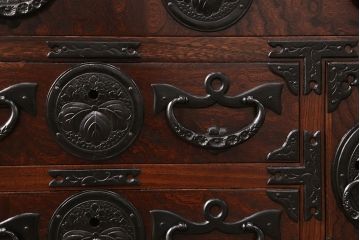 中古　極美品　岩谷堂箪笥　ガラス天板付き　小物整理におすすめ!迫力のある金具が目を引く極小箪笥(収納タンス、引き出し、チェスト)(R-050642)