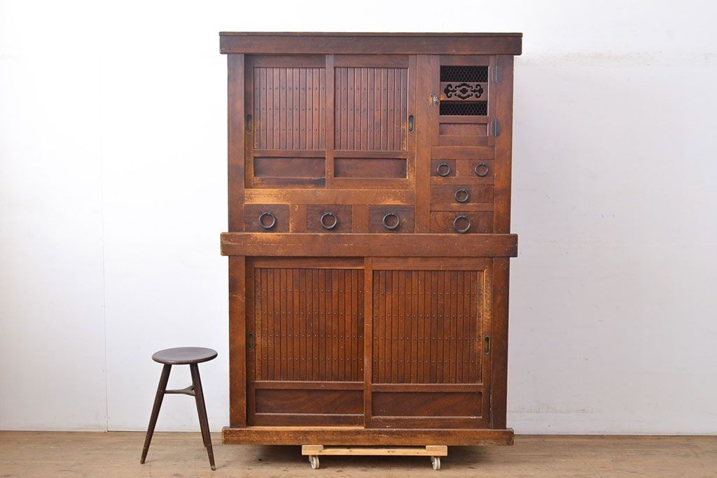 和製アンティーク　ケヤキ材・前面ヒノキ材　和の情緒たっぷりの空間づくりが叶う四尺水屋箪笥(重ね箪笥、食器棚、収納棚、キャビネット)(R-050644)