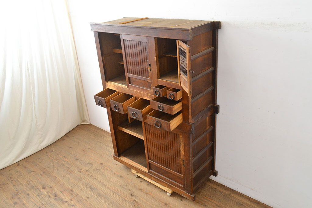 和製アンティーク　ケヤキ材・前面ヒノキ材　和の情緒たっぷりの空間づくりが叶う四尺水屋箪笥(重ね箪笥、食器棚、収納棚、キャビネット)(R-050644)