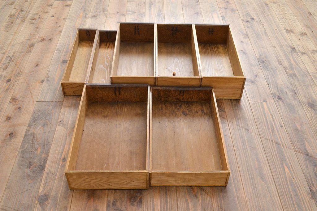 和製アンティーク　ケヤキ材・前面ヒノキ材　和の情緒たっぷりの空間づくりが叶う四尺水屋箪笥(重ね箪笥、食器棚、収納棚、キャビネット)(R-050644)