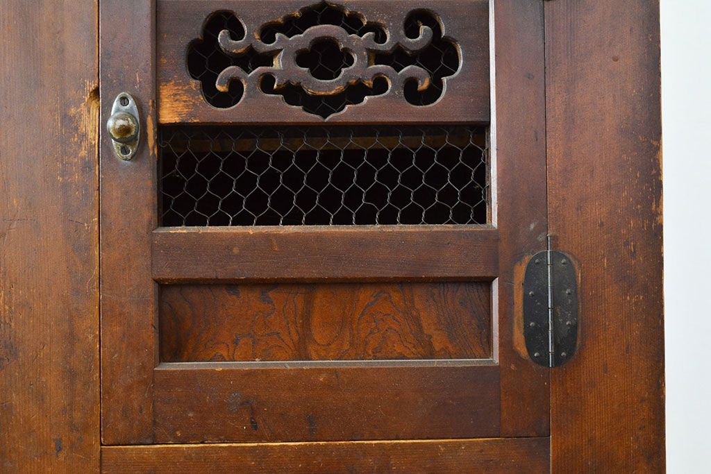 和製アンティーク　ケヤキ材・前面ヒノキ材　和の情緒たっぷりの空間づくりが叶う四尺水屋箪笥(重ね箪笥、食器棚、収納棚、キャビネット)(R-050644)