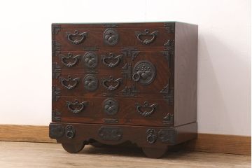 中古　美品　岩谷堂箪笥　ガラス天板付き　迫力のある金具と杢目が存在感を放つ小ぶりの車箪笥(和タンス、収納箪笥、引き出し)(R-050647)