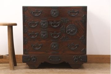 中古　美品　岩谷堂箪笥　ガラス天板付き　迫力のある金具と杢目が存在感を放つ小ぶりの車箪笥(和タンス、収納箪笥、引き出し)(R-050647)