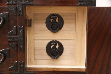 中古　美品　岩谷堂箪笥　ガラス天板付き　迫力のある金具と杢目が存在感を放つ小ぶりの車箪笥(和タンス、収納箪笥、引き出し)(R-050647)
