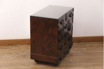 中古　美品　岩谷堂箪笥　ガラス天板付き　迫力のある金具と杢目が存在感を放つ小ぶりの車箪笥(和タンス、収納箪笥、引き出し)(R-050647)