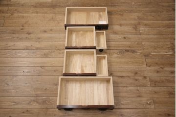 中古　美品　岩谷堂箪笥　ガラス天板付き　迫力のある金具と杢目が存在感を放つ小ぶりの車箪笥(和タンス、収納箪笥、引き出し)(R-050647)