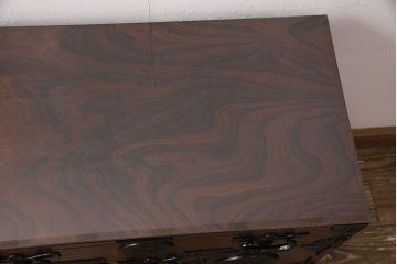 中古　美品　岩谷堂箪笥　ガラス天板付き　迫力のある金具と杢目が存在感を放つ小ぶりの車箪笥(和タンス、収納箪笥、引き出し)(R-050647)