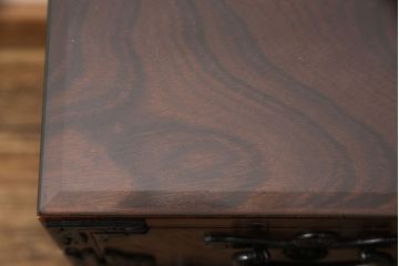 中古　美品　岩谷堂箪笥　ガラス天板付き　迫力のある金具と杢目が存在感を放つ小ぶりの車箪笥(和タンス、収納箪笥、引き出し)(R-050647)