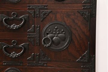 中古　美品　岩谷堂箪笥　ガラス天板付き　迫力のある金具と杢目が存在感を放つ小ぶりの車箪笥(和タンス、収納箪笥、引き出し)(R-050647)