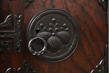中古　美品　岩谷堂箪笥　ガラス天板付き　迫力のある金具と杢目が存在感を放つ小ぶりの車箪笥(和タンス、収納箪笥、引き出し)(R-050647)