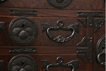 中古　美品　岩谷堂箪笥　ガラス天板付き　迫力のある金具と杢目が存在感を放つ小ぶりの車箪笥(和タンス、収納箪笥、引き出し)(R-050647)