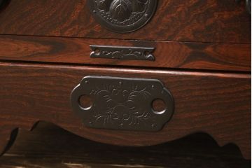 中古　美品　岩谷堂箪笥　ガラス天板付き　迫力のある金具と杢目が存在感を放つ小ぶりの車箪笥(和タンス、収納箪笥、引き出し)(R-050647)