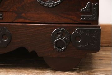 中古　美品　岩谷堂箪笥　ガラス天板付き　迫力のある金具と杢目が存在感を放つ小ぶりの車箪笥(和タンス、収納箪笥、引き出し)(R-050647)
