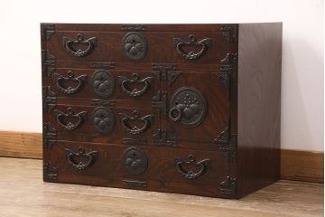 中古　美品　岩谷堂箪笥　ガラス天板付き　迫力のある金具と杢目が存在感を放つ小ぶりの車箪笥(和タンス、収納箪笥、引き出し)(R-050647)