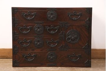 中古　美品　岩谷堂箪笥　ガラス天板付き　迫力のある金具と杢目が存在感を放つ小ぶりの車箪笥(和タンス、収納箪笥、引き出し)(R-050647)