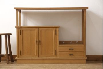 中古　美品　国産　民芸家具　タモ材　素朴な木肌が温かい雰囲気を醸し出す飾り棚(茶棚、収納棚、戸棚)(R-050648)