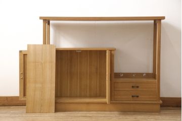 中古　美品　国産　民芸家具　タモ材　素朴な木肌が温かい雰囲気を醸し出す飾り棚(茶棚、収納棚、戸棚)(R-050648)