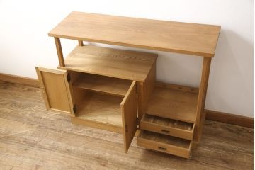 中古　美品　国産　民芸家具　タモ材　素朴な木肌が温かい雰囲気を醸し出す飾り棚(茶棚、収納棚、戸棚)(R-050648)
