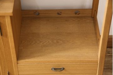 中古　美品　国産　民芸家具　タモ材　素朴な木肌が温かい雰囲気を醸し出す飾り棚(茶棚、収納棚、戸棚)(R-050648)
