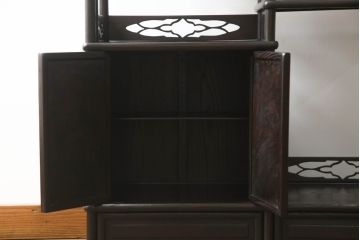 和製アンティーク　時代物　漆塗り　指物造り　上質な和の雰囲気漂う総ケヤキ材製の飾り棚(茶棚、収納棚、戸棚)(R-050649)