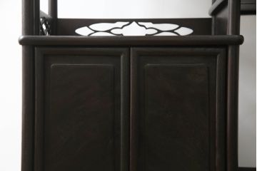 和製アンティーク　時代物　漆塗り　指物造り　上質な和の雰囲気漂う総ケヤキ材製の飾り棚(茶棚、収納棚、戸棚)(R-050649)