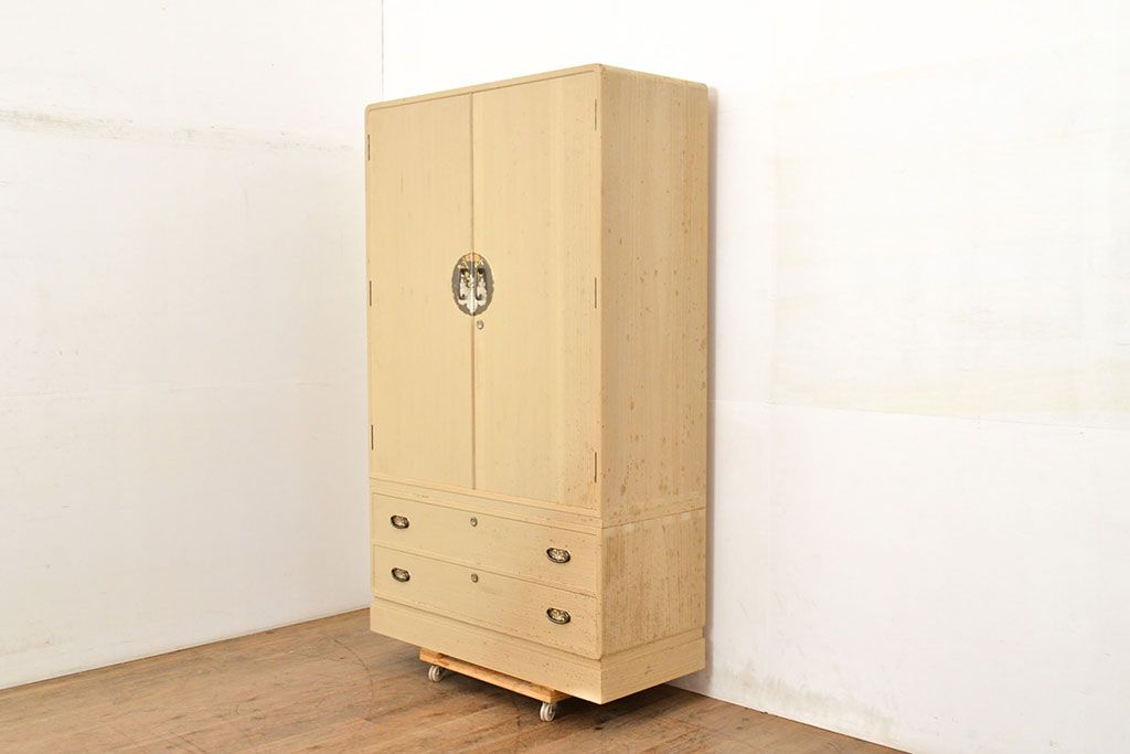 中古　衣装盆付き　上品なデザインの飾り金具がアクセントになっている会津桐の総桐箪笥(着物箪笥、衣装箪笥、桐たんす)(並厚、四方丸、桐たんす)(R-050650)