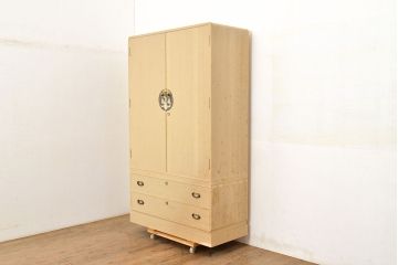 中古　衣装盆付き　上品なデザインの飾り金具がアクセントになっている会津桐の総桐箪笥(着物箪笥、衣装箪笥、桐たんす)(並厚、四方丸、桐たんす)(R-050650)