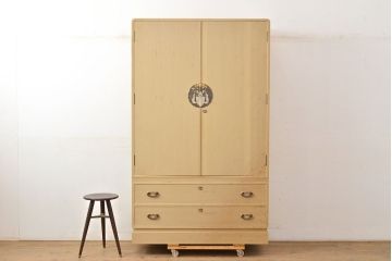 中古　衣装盆付き　上品なデザインの飾り金具がアクセントになっている会津桐の総桐箪笥(着物箪笥、衣装箪笥、桐たんす)(並厚、四方丸、桐たんす)(R-050650)