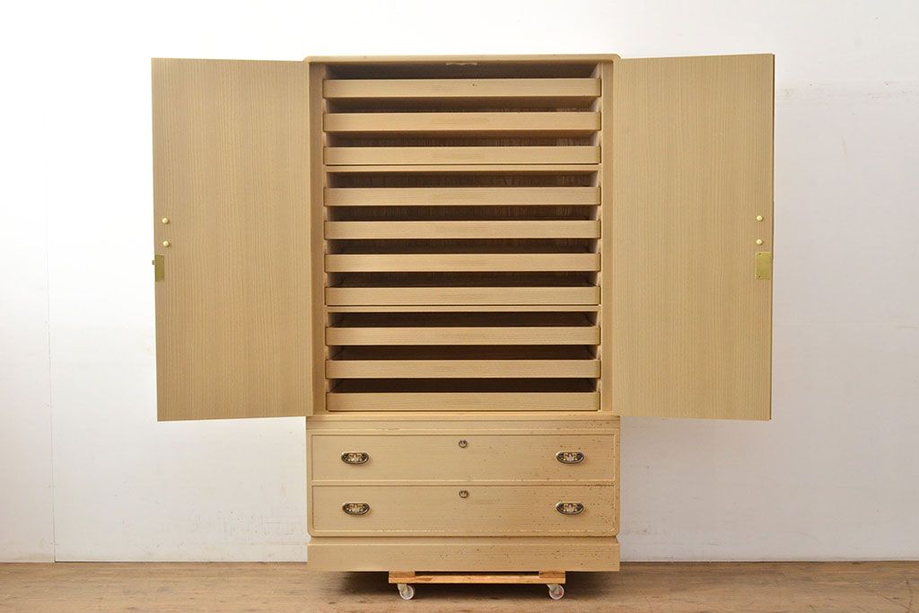 中古　衣装盆付き　上品なデザインの飾り金具がアクセントになっている会津桐の総桐箪笥(着物箪笥、衣装箪笥、桐たんす)(並厚、四方丸、桐たんす)(R-050650)