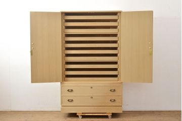 中古　衣装盆付き　上品なデザインの飾り金具がアクセントになっている会津桐の総桐箪笥(着物箪笥、衣装箪笥、桐たんす)(並厚、四方丸、桐たんす)(R-050650)