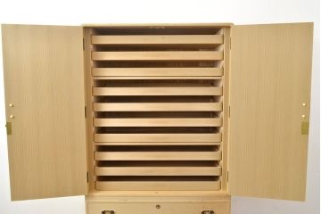 中古　衣装盆付き　上品なデザインの飾り金具がアクセントになっている会津桐の総桐箪笥(着物箪笥、衣装箪笥、桐たんす)(並厚、四方丸、桐たんす)(R-050650)