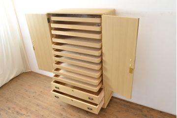 中古　衣装盆付き　上品なデザインの飾り金具がアクセントになっている会津桐の総桐箪笥(着物箪笥、衣装箪笥、桐たんす)(並厚、四方丸、桐たんす)(R-050650)