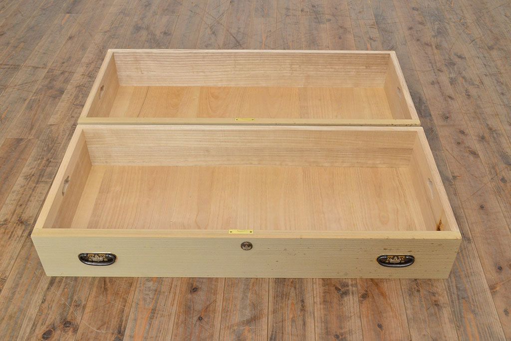 中古　衣装盆付き　上品なデザインの飾り金具がアクセントになっている会津桐の総桐箪笥(着物箪笥、衣装箪笥、桐たんす)(並厚、四方丸、桐たんす)(R-050650)