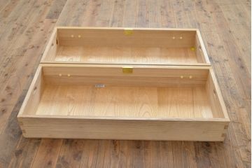 中古　衣装盆付き　上品なデザインの飾り金具がアクセントになっている会津桐の総桐箪笥(着物箪笥、衣装箪笥、桐たんす)(並厚、四方丸、桐たんす)(R-050650)