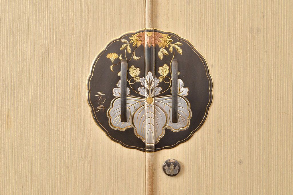 中古　衣装盆付き　上品なデザインの飾り金具がアクセントになっている会津桐の総桐箪笥(着物箪笥、衣装箪笥、桐たんす)(並厚、四方丸、桐たんす)(R-050650)