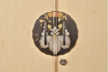 中古　衣装盆付き　上品なデザインの飾り金具がアクセントになっている会津桐の総桐箪笥(着物箪笥、衣装箪笥、桐たんす)(並厚、四方丸、桐たんす)(R-050650)