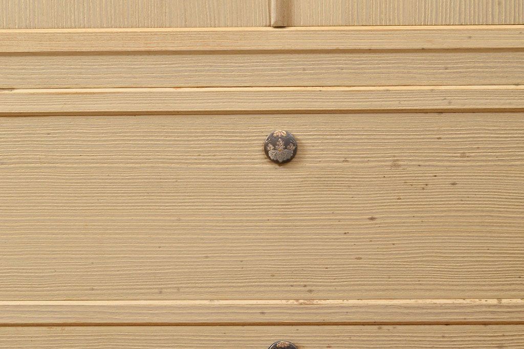 中古　衣装盆付き　上品なデザインの飾り金具がアクセントになっている会津桐の総桐箪笥(着物箪笥、衣装箪笥、桐たんす)(並厚、四方丸、桐たんす)(R-050650)