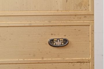 中古　衣装盆付き　上品なデザインの飾り金具がアクセントになっている会津桐の総桐箪笥(着物箪笥、衣装箪笥、桐たんす)(並厚、四方丸、桐たんす)(R-050650)