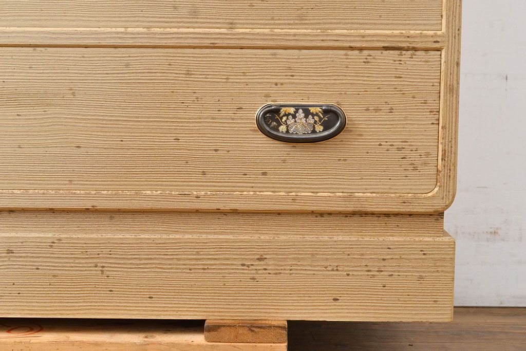 中古　衣装盆付き　上品なデザインの飾り金具がアクセントになっている会津桐の総桐箪笥(着物箪笥、衣装箪笥、桐たんす)(並厚、四方丸、桐たんす)(R-050650)